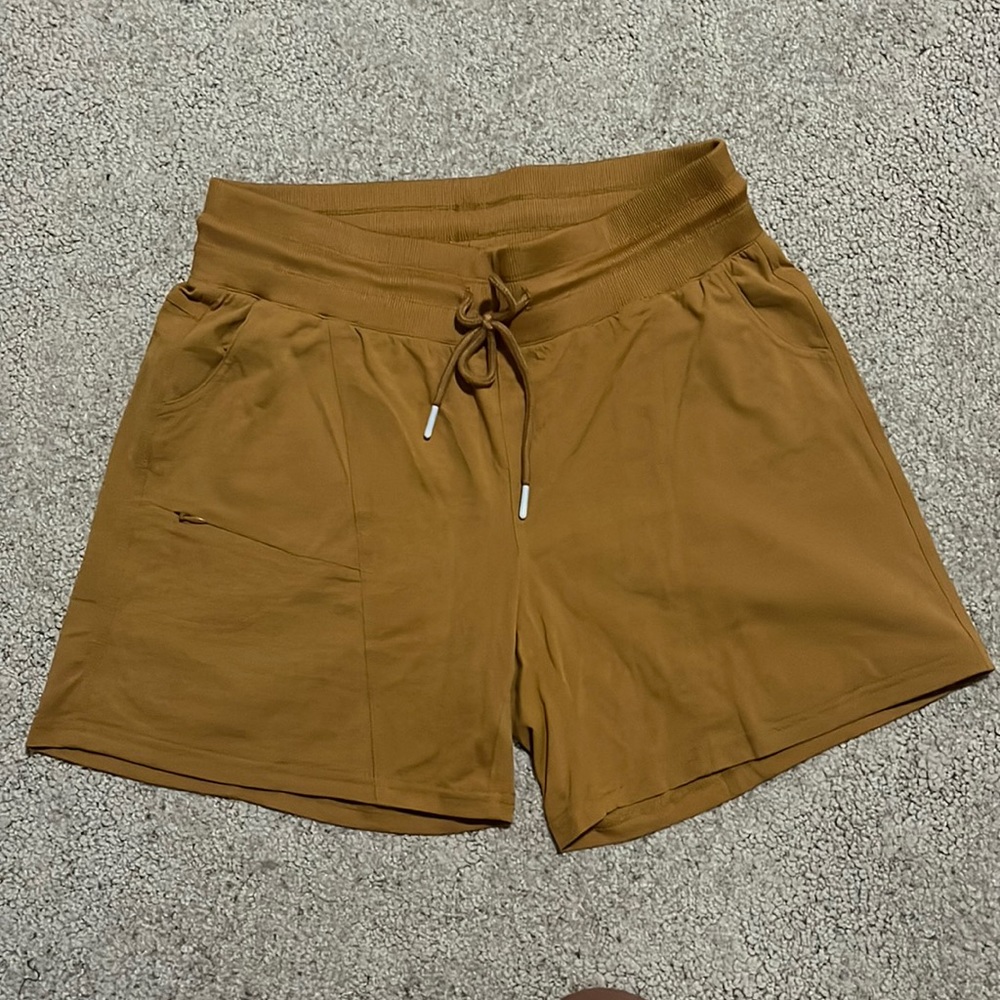 Zyia Canyon Shorts in Khaki
